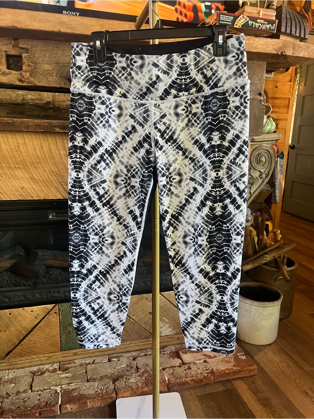 Victoria’s Secret VSX Sport Knockout Capri Leggings Black White Tie Dye L